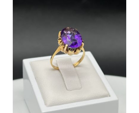 An 18ct yellow gold amethyst stone dress ring,
size M,
4.6 grams in weight approx,
nice condition