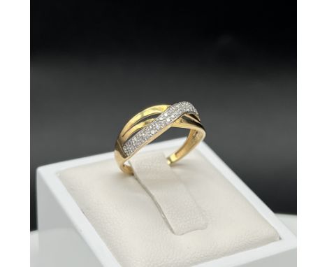 A 9ct yellow gold stone set twist ring,
1.4 grams in weight approx,
size M
stones are cubic zirconia&nbsp;