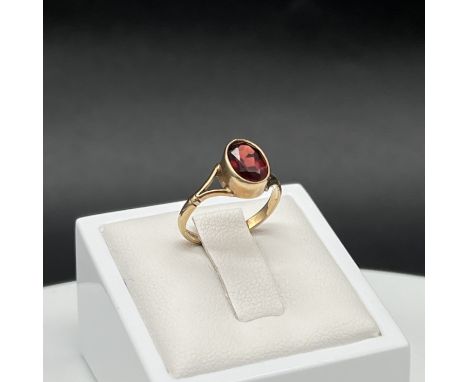 A 9ct yellow gold vintage garnet ring,
size H,
1.5 grams in weight approx