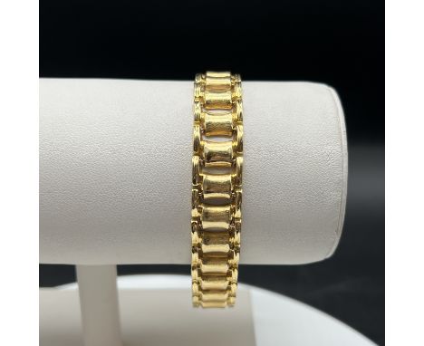 An 18ct yellow gold fancy bracelet,
semi hollow,
fitted with safety chain and figure of 8 clasp,
length is 7 inches long,
12m