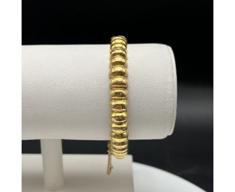 An 18ct yellow gold bangle,
bangle has a bad crack might not be easily repaired,
21.4 grams
