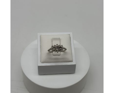 An 18ct white gold diamond cluster ring
size K
12 round brillaint diamonds + 3 baguette diamonds
2.9grams approx weight