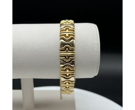 An 18ct yellow gold bracelet,
very nice condition,
fully hallmarked,
fitted with figure of 8 clasp and a safety chain,
7 1/2 