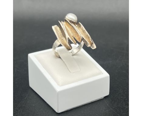 A silver large pearl design ring, size P, 25mm x 30mm