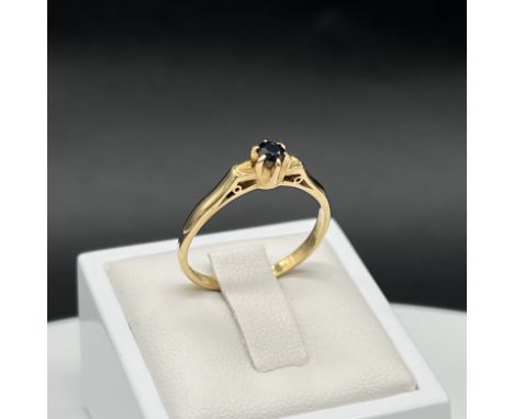 An 18ct yellow gold sapphire ring,
3 grams in weight approx,
size S,
