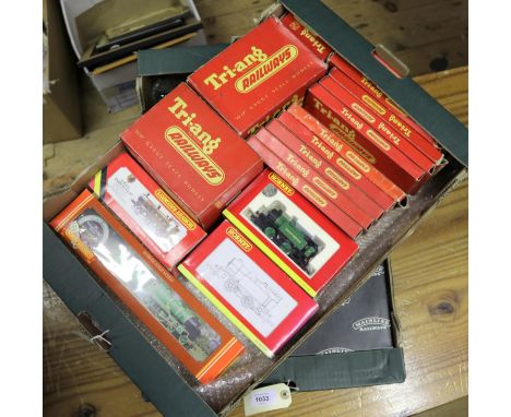 A quantity of OO gauge model railway by Hornby, Tri-ang, etc. Including 8x locomotives; an SR Schools Class 4-4-0 loco, Stowe