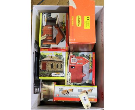 14x Hornby etc buildings and trackside accessories. Including Hornby Skaledale items. Engine Shed, Goods Shed, Station Office