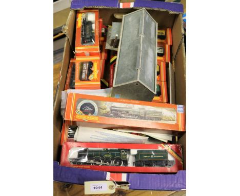 Quantity of OO railway by Hornby Railways. 3 locomotives - 2 being tender, a GWR King Class 4-6-0, King Henry V111 RN6013 and