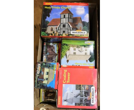 10 Hornby Skaledale. Coaling Tower R.9640. 2x White Cliffs Cottage R.8547. 2x Stricketts Lodge R.8618. 2x Country Post Office