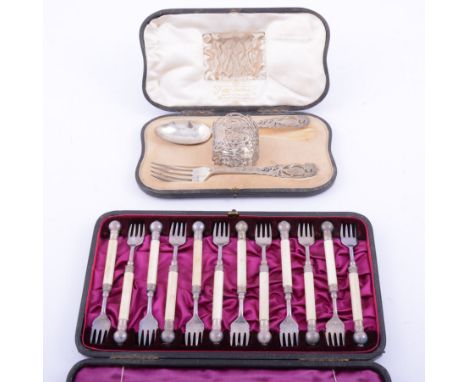 Late Victorian three-piece silver Christening set, Josiah Williams & Co., London 1900, comprising a napkin ring, spoon and fo