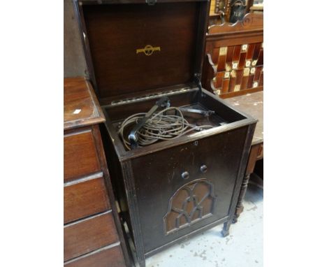 A VINTAGE COLUMBIA RADIO GRAMOPHONE retailed by R J Heath &amp; Sons Limited