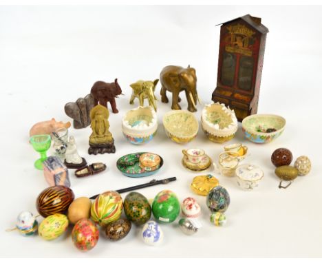 A quantity of collectors' items including a Stollwerck's "Victoria" Savings Bank chocolate dispenser (plinth missing), two vi