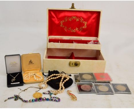 A quantity of silver and costume jewellery including an amethyst and silver pendant on chain, a silver gilt medallion on silv