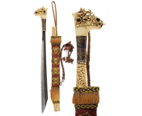 dating: End of 19th beginning of 20th Century provenance: Borneo, Solid, single-edged blade. Beautiful hilt made of richly ca