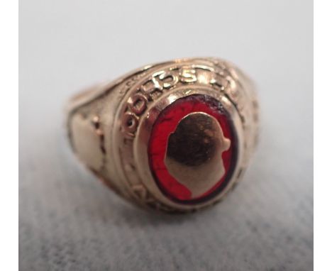 A 10 K GOLD AMERICAN 'HARLAN HIGH SCHOOL' RING 6g, stamped inside (worn)