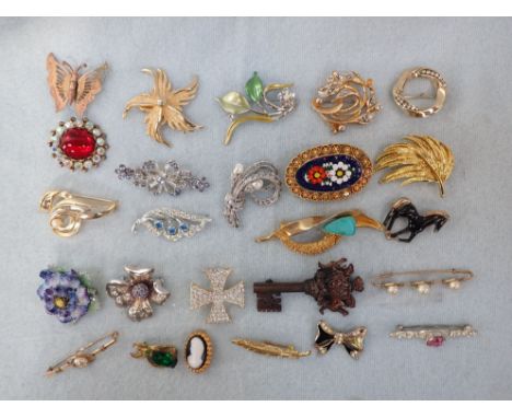 A COLLECTION OF VINTAGE BROOCHES 