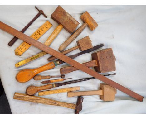 A COLLECTION OF VINTAGE WOODWORKING TOOLS to include wooden mallets and screwdrivers