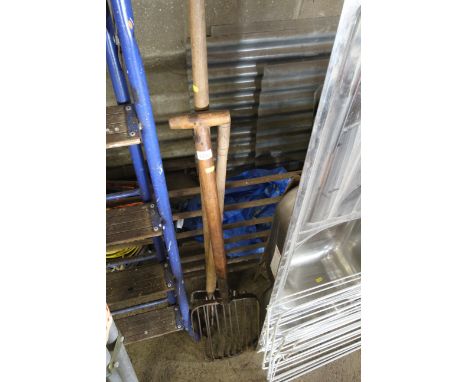A small quantity of garden tools including a vintage potato fork, a mangle slicer and a bull lead