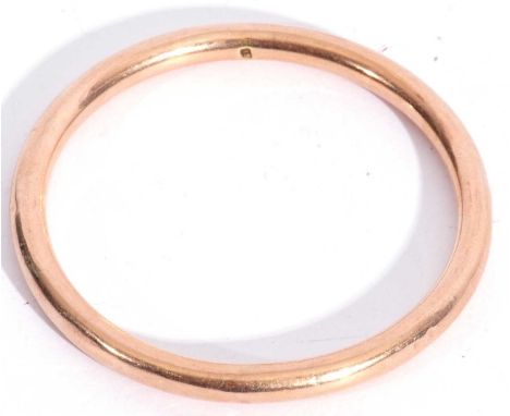 Yellow metal bangle, a hollow tubular design, stamped 15, 10.2gms