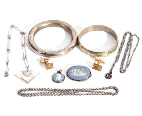 Mixed Lot: Mexican bangle, a Wedgwood oval brooch and pendant, a pair of rolled gold plated cuff links, sterling stamped arro