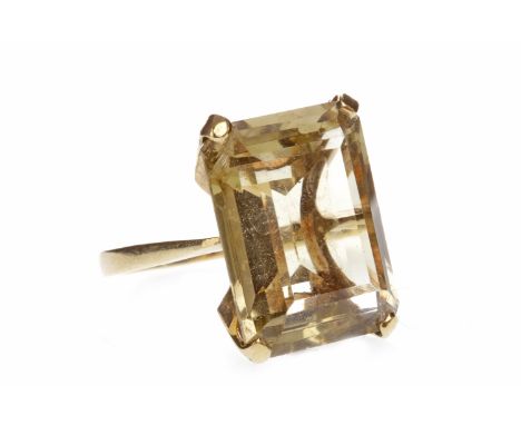 NINE CARAT GOLD GEM SET RINGset with a pale yellow step cut gem 19.6mm long, size R, 7.8g