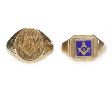 GENTLEMAN'S NINE CARAT GOLD MASONIC SWIVEL SIGNET RINGthe square bezel set with a swivel signet featuring a Masonic motif, sh