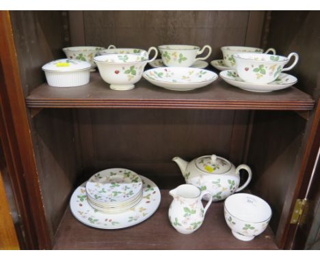 A Wedgwood Wild Strawberry pattern part tea service, including lidded pot and serving plate, 21 pieces