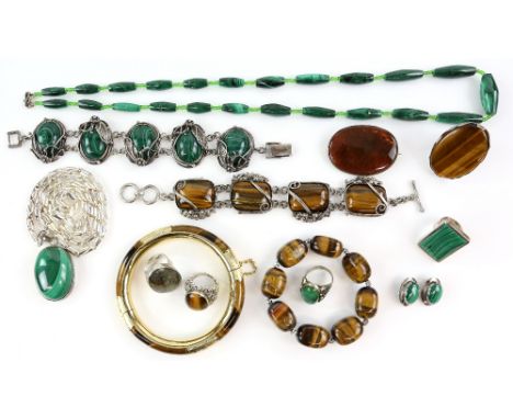 A group of costume jewellery, including green quartz necklace, strung with knot, 34 cm in length, oval labradorite ring, size