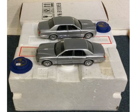 FRANKLIN MINT: Two 1:24 scale boxed model Rolls-Royce Silver Seraphs. Est. £30 - £40.