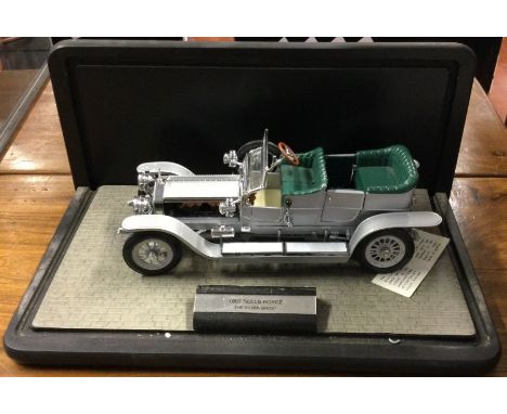 A cased 1:16 scale model car of a 1907 Rolls-Royce Silver Ghost. Est. £20 - £30.