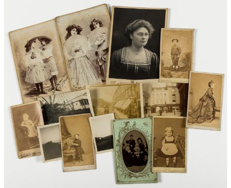 London.- photography.-  Collection of Victorian and Edwardian photographs of London and countryside, featuring views of centr