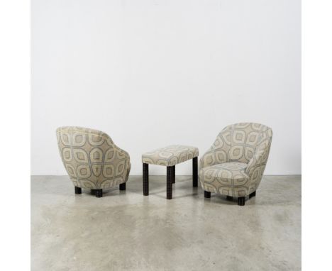 GIO PONTI (1891-1979)Paire de fauteuils et un ottomanCirca 1935Bois teinté et tissu Chaque fauteuil : H: 73 cm. (28.3/4 in.);