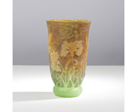 DAUM NancyVase de forme cornet élevé sur piédouche annulaireSigné 'DAUM / ☨ NANCY'Verre multicouche dégagé à l'acide, à décor