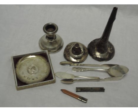 A small selection of HM silver including chatelaine pencil, 1977 Silver Jubilee trinket dish, Victorian silver sugar nips, sm