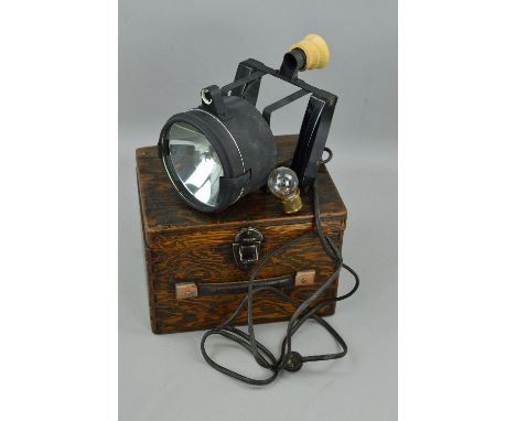 A BOXED WWII ERA RAF ISSUE SIGNAL LIGHT, 5A/2338, no date markings to device or wooden case, complete with electrical plug/co