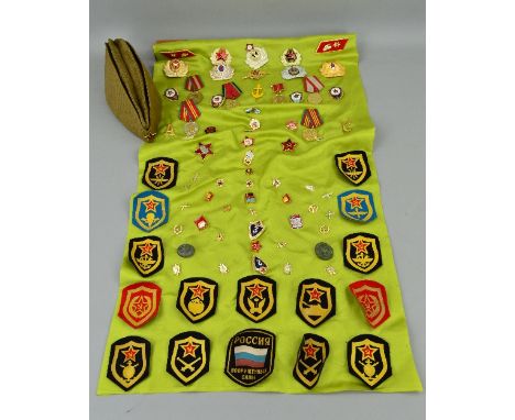 A LARGE CLOTH HANGING DISPLAY OF USSR/RUSSIAN WWII ERA METAL MILITARY BADGES, LAPEL PINS, MEDALS, together with a Russian mil