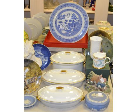 Ceramics - a Spode Willow pattern cake plate, boxed; Wedgwood Jasperware trinket pot and cover, 'Lilliput Lane Wash Day Cotta