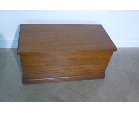 A hardwood toy/storage trunk, 92cm wide 