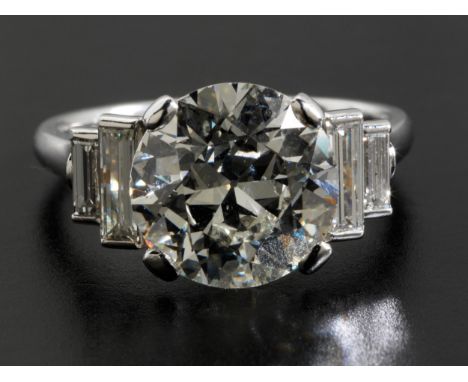 Diamant-SolitärringRingweite: 50. Gewicht: ca. 4,6 g. WG 750.Um 1940.Klassisch-eleganter Diamantring mit einem zentralen Alts