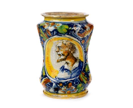 Albarello mit TurbanträgerHöhe: 17 cm.Venedig, um 1560.Majolika glasiert. Über unglasiertem Stand doppelkonischer Korpus mit 