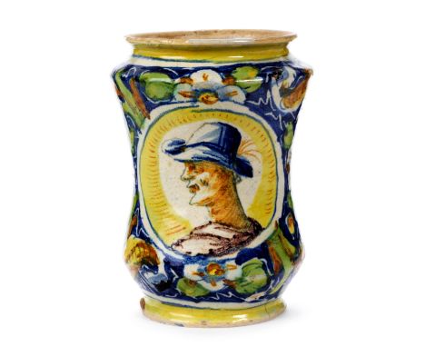 Albarello mit PortraitmedaillonsHöhe: 17,8 cm.Venedig, um 1560.Brauner Scherben glasiert. Über unglasiertem Stand der doppelk