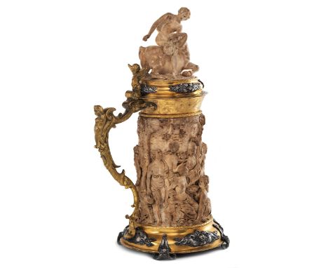Seltener, figürlich dekorierter Deckelhumpen in geschnittenem Meerschaum mit vergoldeter Metallfassung und BronzemontierungHö