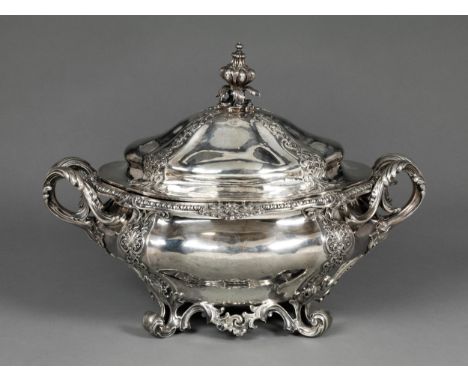 Viktorianische SilberterrineLänge: 46 cm. Gewicht: 4813 g.Punziert mit „Lion passant“, Londoner Beschau, Date letter „R“, dut