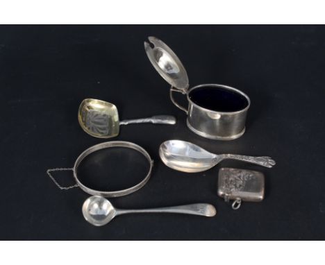 A mixed silver lot including Georgian caddy spoon (as found), modern silver caddy spoon, silver vesta case, condiment spoon, 
