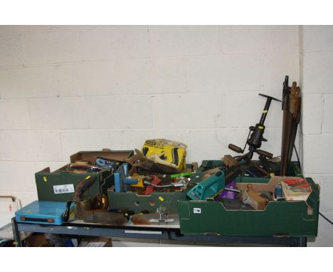 FOUR TRAYS CONTAINING VINTAGE HANDTOOLS including a Record No 4 plane, a Stanley RB10 plane, vices, drills, saws, socket sets