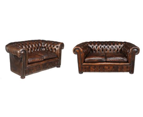  A pair of leather button upholstered chesterfield sofas in Victorian style  , 20th century, each 78cm high, 175cm wide, 90cm