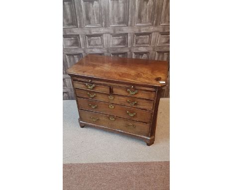 ATTRACTIVE GEORGE III BACHELORS MAHOGANY CHEST the top with moulded edge, baize lined pull out brushing slide with two short 
