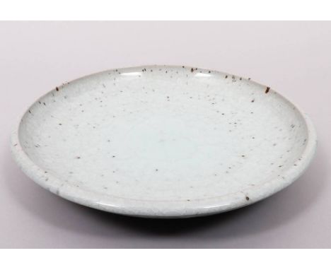 Lee Young-Jae (geb. 1951 in Seoul) große Schale, Keramik, seladonfarbene Krakelee-Glasur mit schwarz/brauen Einschlüssen, auf