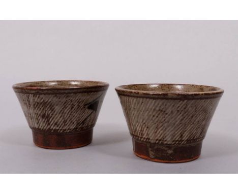 Tatsuzō Shimaoka (1919 in Minato, Präfektur Tokio - 2007 in Mashiko, Präfektur Tochigi) 2 kleine Cachepots, Keramik, braun/be