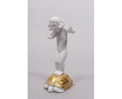 "Mädchen auf Schildkröte", Entwurf Gustav Oppel (1891, Volkstedt - 1978 Berlin) für Rosenthal, um 1938 Porzellan, partiell go